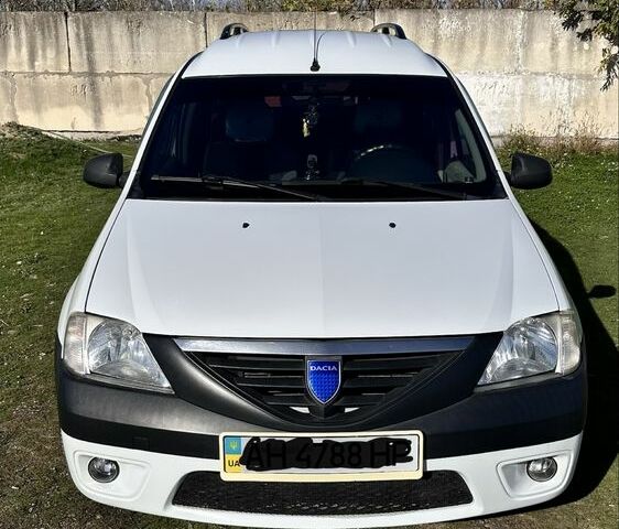 Белый Дачия Логан, объемом двигателя 1.6 л и пробегом 210 тыс. км за 4604 $, фото 1 на Automoto.ua