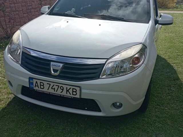 Белый Дачия Сандеро, объемом двигателя 1.6 л и пробегом 122 тыс. км за 5300 $, фото 1 на Automoto.ua
