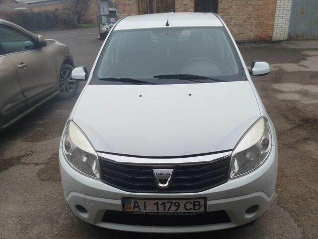 Белый Дачия Сандеро, объемом двигателя 1.4 л и пробегом 210 тыс. км за 4400 $, фото 1 на Automoto.ua