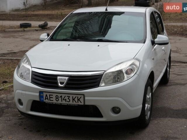 Белый Дачия Сандеро, объемом двигателя 1.6 л и пробегом 231 тыс. км за 5500 $, фото 1 на Automoto.ua