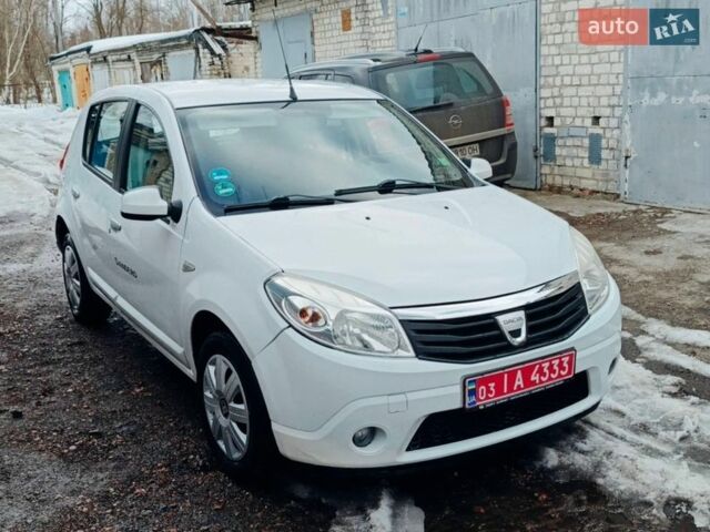 Белый Дачия Сандеро, объемом двигателя 1.6 л и пробегом 240 тыс. км за 5400 $, фото 1 на Automoto.ua