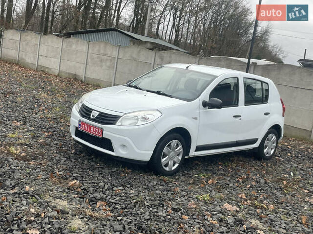 Белый Дачия Сандеро, объемом двигателя 1.2 л и пробегом 184 тыс. км за 4400 $, фото 1 на Automoto.ua