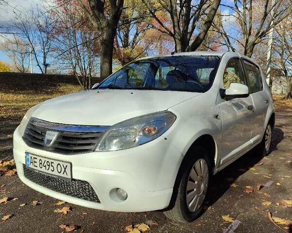 Дачия Сандеро 2009 в Днепре (Днепропетровске) на Automoto.ua Белый Дачия Сандеро, объемом двигателя 1.39 л и пробегом 275 тыс. км за 3700 $, фото 1 на Automoto.ua
