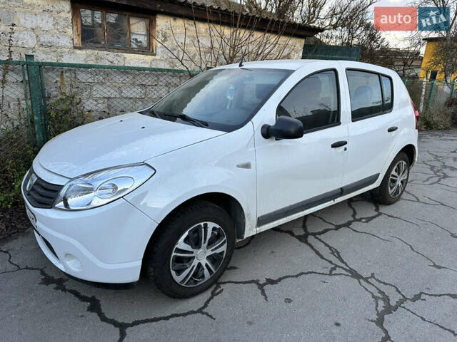 Белый Дачия Сандеро, объемом двигателя 1.15 л и пробегом 180 тыс. км за 4200 $, фото 1 на Automoto.ua