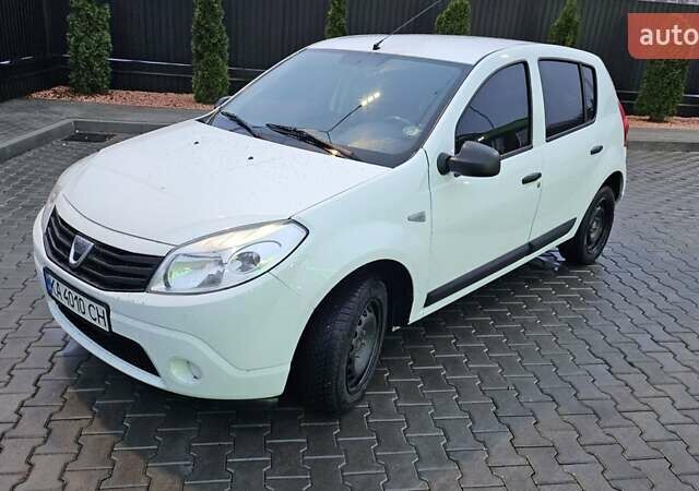 Белый Дачия Сандеро, объемом двигателя 1.5 л и пробегом 252 тыс. км за 5000 $, фото 1 на Automoto.ua