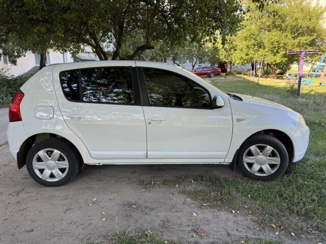 Дачия Сандеро 2012 в Кролевце на Automoto.ua Белый Дачия Сандеро, объемом двигателя 1.6 л и пробегом 180 тыс. км за 6300 $, фото 1 на Automoto.ua