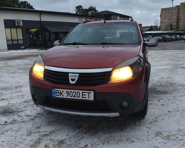 Красный Дачия Сандеро, объемом двигателя 1.6 л и пробегом 131 тыс. км за 5700 $, фото 1 на Automoto.ua