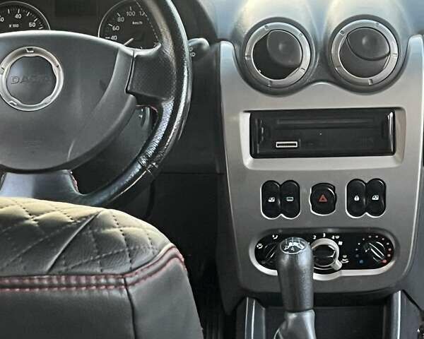 Красный Дачия Сандеро, объемом двигателя 1.6 л и пробегом 218 тыс. км за 5700 $, фото 1 на Automoto.ua