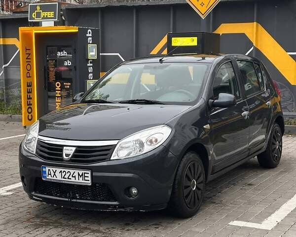 Серый Дачия Сандеро, объемом двигателя 1.6 л и пробегом 140 тыс. км за 4800 $, фото 1 на Automoto.ua