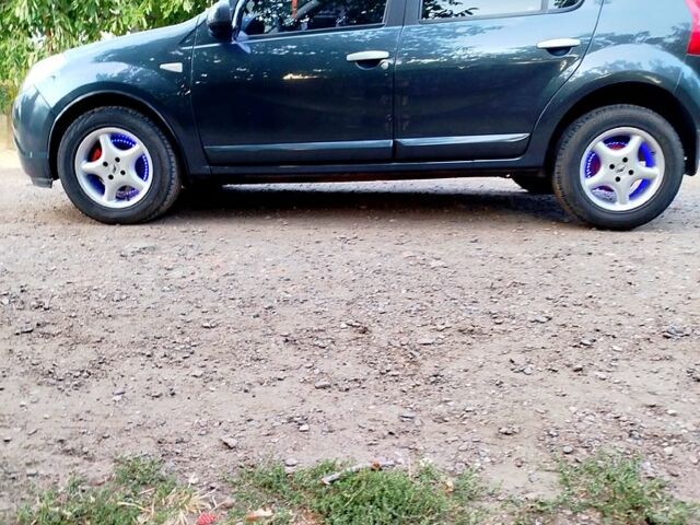 Серый Дачия Сандеро, объемом двигателя 1.6 л и пробегом 120 тыс. км за 4500 $, фото 1 на Automoto.ua