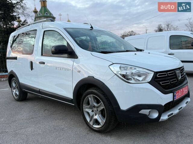 Белый Дачия Dokker Stepway, объемом двигателя 1.5 л и пробегом 115 тыс. км за 12700 $, фото 1 на Automoto.ua