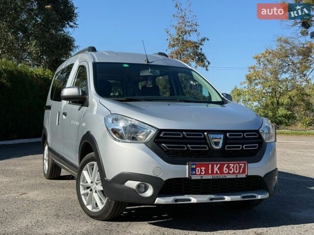 Серый Дачия Dokker Stepway, объемом двигателя 1.6 л и пробегом 162 тыс. км за 10999 $, фото 1 на Automoto.ua