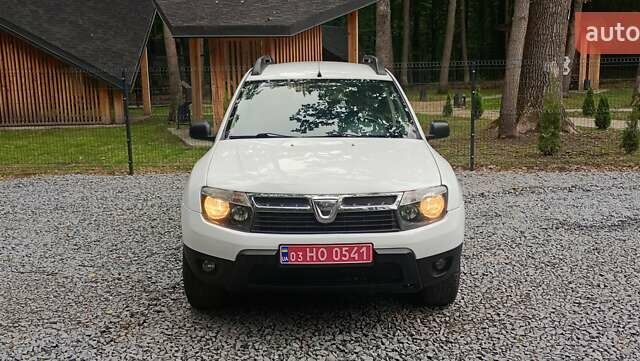 Белый Дачия Duster, объемом двигателя 1.6 л и пробегом 149 тыс. км за 7950 $, фото 1 на Automoto.ua