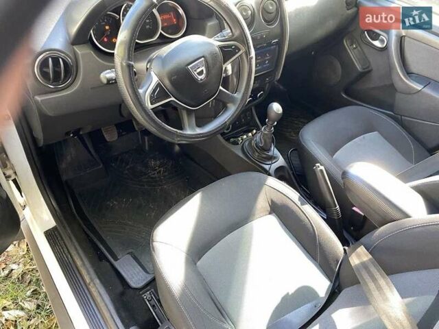 Белый Дачия Duster, объемом двигателя 1.2 л и пробегом 127 тыс. км за 10000 $, фото 1 на Automoto.ua