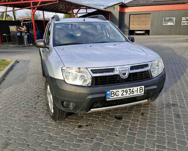 Серый Дачия Duster, объемом двигателя 1.6 л и пробегом 130 тыс. км за 8000 $, фото 1 на Automoto.ua