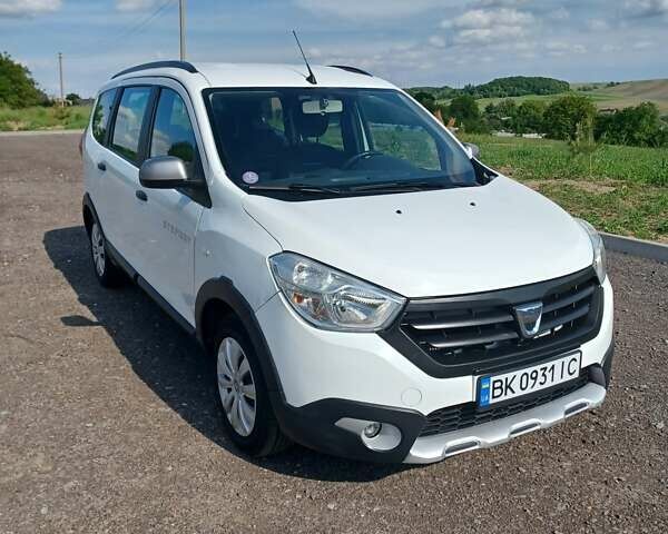 Белый Дачия Lodgy Stepway, объемом двигателя 1.2 л и пробегом 153 тыс. км за 9300 $, фото 1 на Automoto.ua