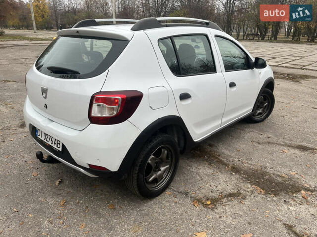 Белый Дачия Sandero StepWay, объемом двигателя 0.9 л и пробегом 217 тыс. км за 5500 $, фото 1 на Automoto.ua