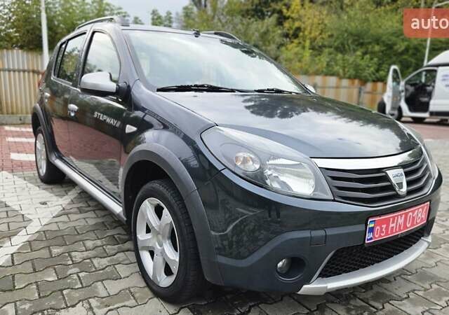 Черный Дачия Sandero StepWay, объемом двигателя 1.6 л и пробегом 125 тыс. км за 7350 $, фото 1 на Automoto.ua
