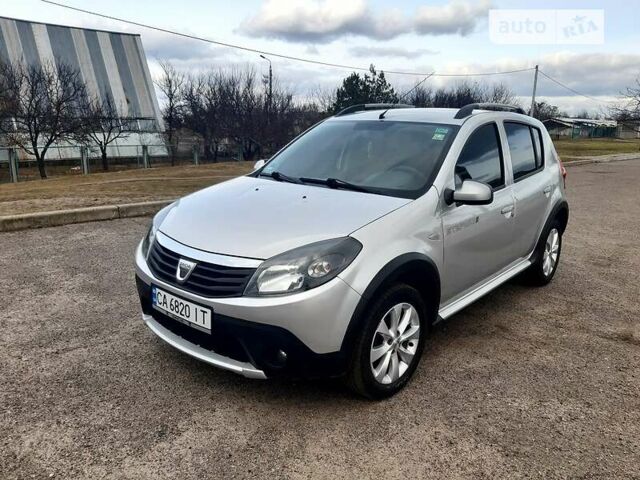 Серый Дачия Sandero StepWay, объемом двигателя 1.6 л и пробегом 156 тыс. км за 6999 $, фото 1 на Automoto.ua