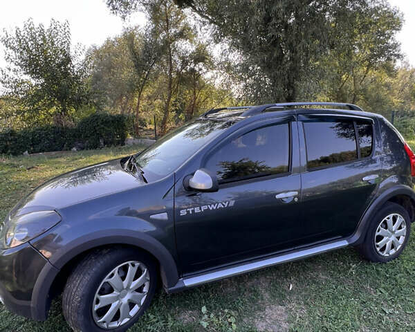 Серый Дачия Sandero StepWay, объемом двигателя 1.6 л и пробегом 144 тыс. км за 6500 $, фото 1 на Automoto.ua