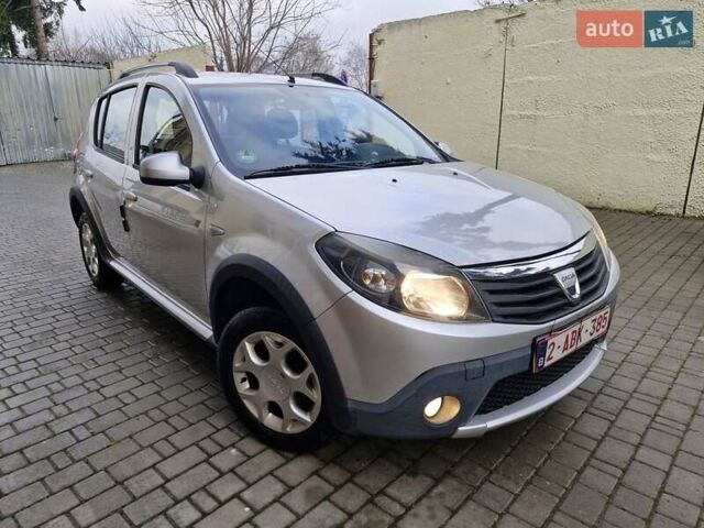 Серый Дачия Sandero StepWay, объемом двигателя 1.6 л и пробегом 200 тыс. км за 5700 $, фото 1 на Automoto.ua