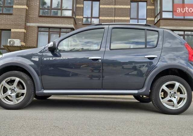 Серый Дачия Sandero StepWay, объемом двигателя 1.6 л и пробегом 191 тыс. км за 6999 $, фото 1 на Automoto.ua