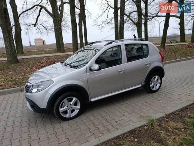 Серый Дачия Sandero StepWay, объемом двигателя 1.6 л и пробегом 132 тыс. км за 7300 $, фото 1 на Automoto.ua