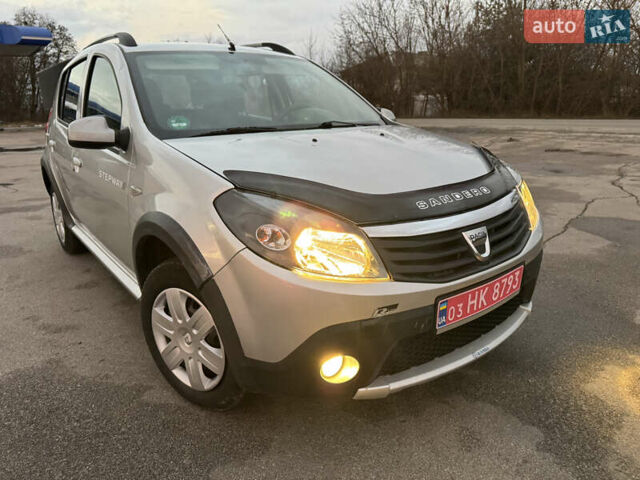 Серый Дачия Sandero StepWay, объемом двигателя 1.6 л и пробегом 202 тыс. км за 6999 $, фото 1 на Automoto.ua