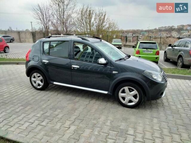 Серый Дачия Sandero StepWay, объемом двигателя 1.6 л и пробегом 168 тыс. км за 7450 $, фото 1 на Automoto.ua