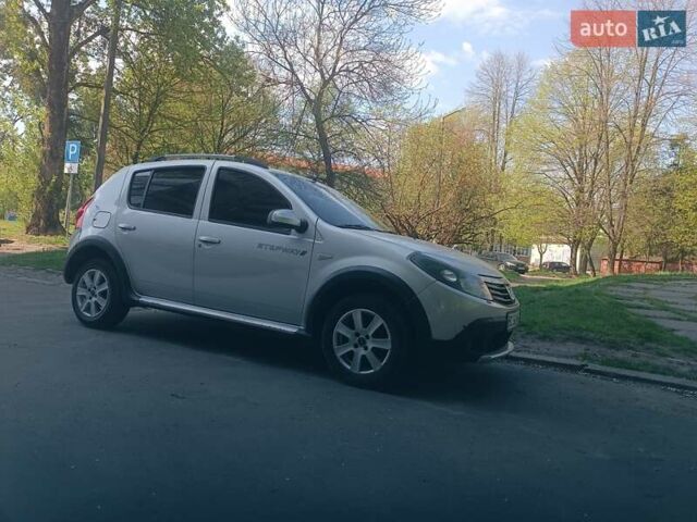 Серый Дачия Sandero StepWay, объемом двигателя 1.6 л и пробегом 237 тыс. км за 5800 $, фото 1 на Automoto.ua
