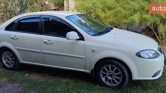 Белый Дэу Джентра, объемом двигателя 1.49 л и пробегом 180 тыс. км за 4400 $, фото 1 на Automoto.ua