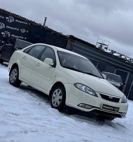 Белый Дэу Джентра, объемом двигателя 1.6 л и пробегом 160 тыс. км за 4600 $, фото 1 на Automoto.ua