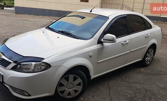 Белый Дэу Джентра, объемом двигателя 1.49 л и пробегом 143 тыс. км за 5000 $, фото 1 на Automoto.ua