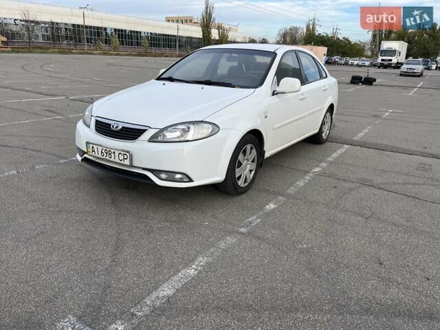 Белый Дэу Джентра, объемом двигателя 1.49 л и пробегом 201 тыс. км за 3900 $, фото 1 на Automoto.ua