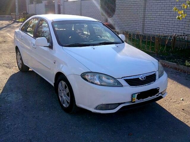 Білий Деу Джентра, об'ємом двигуна 1.5 л та пробігом 197 тис. км за 3500 $, фото 1 на Automoto.ua