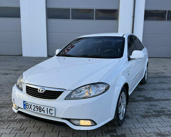 Білий Деу Джентра, об'ємом двигуна 1.49 л та пробігом 181 тис. км за 4200 $, фото 1 на Automoto.ua