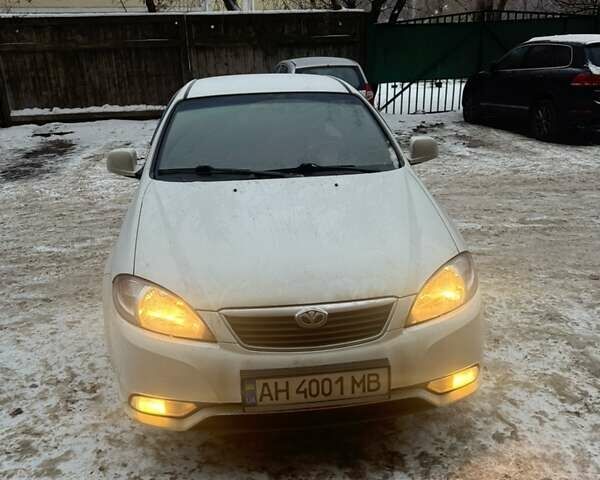 Белый Дэу Джентра, объемом двигателя 1.49 л и пробегом 152 тыс. км за 5000 $, фото 1 на Automoto.ua