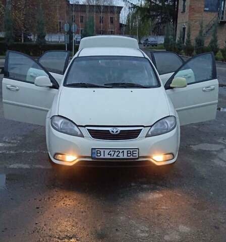 Белый Дэу Джентра, объемом двигателя 1.5 л и пробегом 240 тыс. км за 3555 $, фото 1 на Automoto.ua