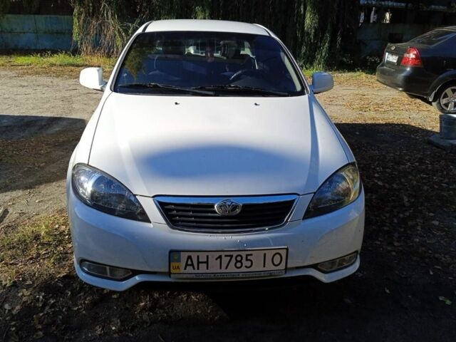 Белый Дэу Джентра, объемом двигателя 1.5 л и пробегом 185 тыс. км за 4000 $, фото 1 на Automoto.ua