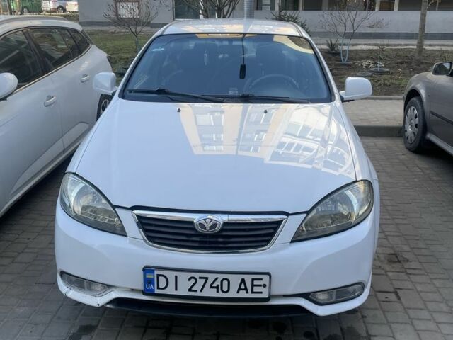 Белый Дэу Джентра, объемом двигателя 1.5 л и пробегом 136 тыс. км за 4966 $, фото 1 на Automoto.ua