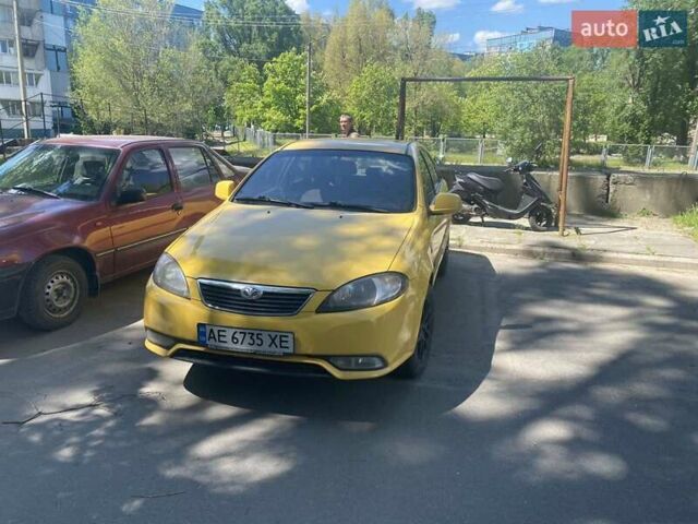 Желтый Дэу Джентра, объемом двигателя 1.5 л и пробегом 300 тыс. км за 2999 $, фото 1 на Automoto.ua