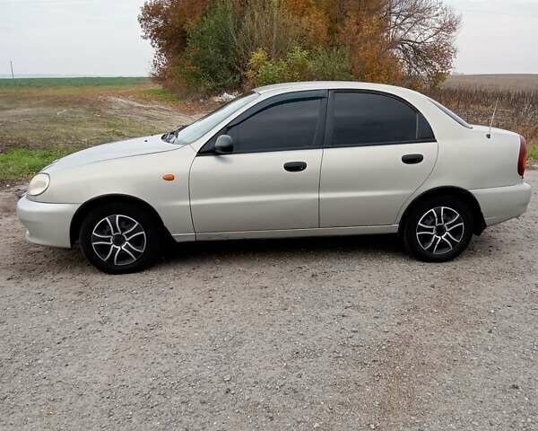 Белый Дэу Ланос, объемом двигателя 1.6 л и пробегом 310 тыс. км за 2300 $, фото 1 на Automoto.ua