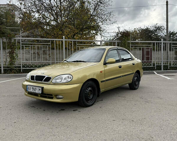Желтый Дэу Ланос, объемом двигателя 1.6 л и пробегом 262 тыс. км за 3300 $, фото 1 на Automoto.ua