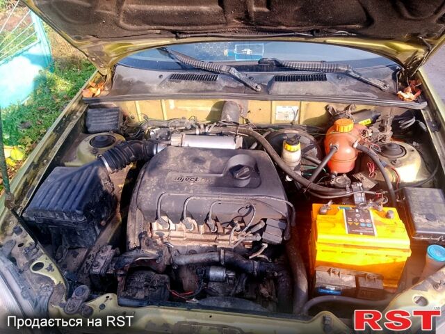 Желтый Дэу Ланос, объемом двигателя 1.4 л и пробегом 300 тыс. км за 1300 $, фото 1 на Automoto.ua