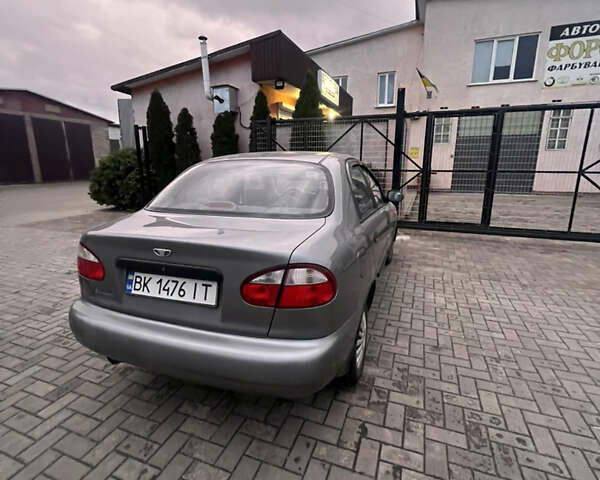 Деу Ланос 2008 у Сарнах на Automoto.ua Сірий Деу Ланос, об'ємом двигуна 1.5 л та пробігом 80 тис. км за 3050 $, фото 1 на Automoto.ua