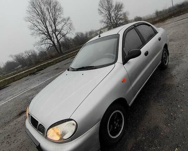 Серый Дэу Ланос, объемом двигателя 1.5 л и пробегом 200 тыс. км за 2000 $, фото 1 на Automoto.ua