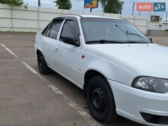 Белый Дэу Нексия, объемом двигателя 1.6 л и пробегом 306 тыс. км за 2900 $, фото 1 на Automoto.ua
