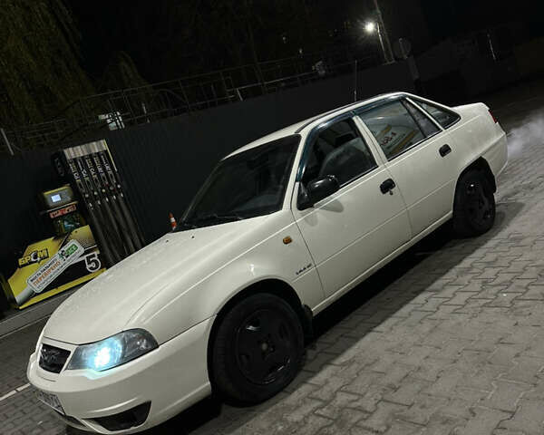 Белый Дэу Нексия, объемом двигателя 1.5 л и пробегом 100 тыс. км за 1750 $, фото 1 на Automoto.ua