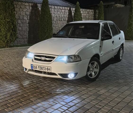 Белый Дэу Нексия, объемом двигателя 1.6 л и пробегом 298 тыс. км за 1650 $, фото 1 на Automoto.ua