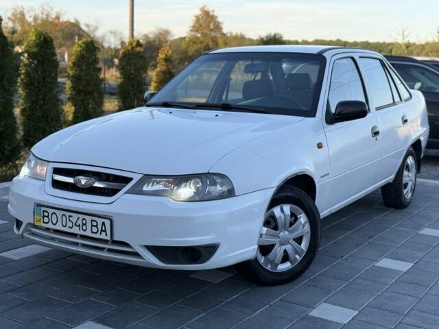 Белый Дэу Нексия, объемом двигателя 1.6 л и пробегом 200 тыс. км за 1750 $, фото 1 на Automoto.ua